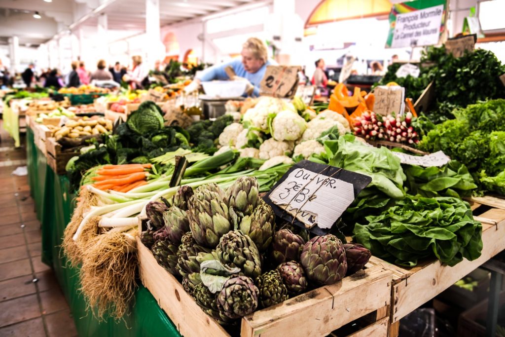 smart shopper at farmers markets